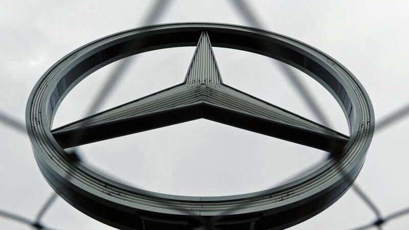 Nicht alle Fahrzeuge von Mercedes können mit der kompletten technischen Ausstattung ausgeliefert werden - das liegt an der Chipkrise. (Symbolbild)