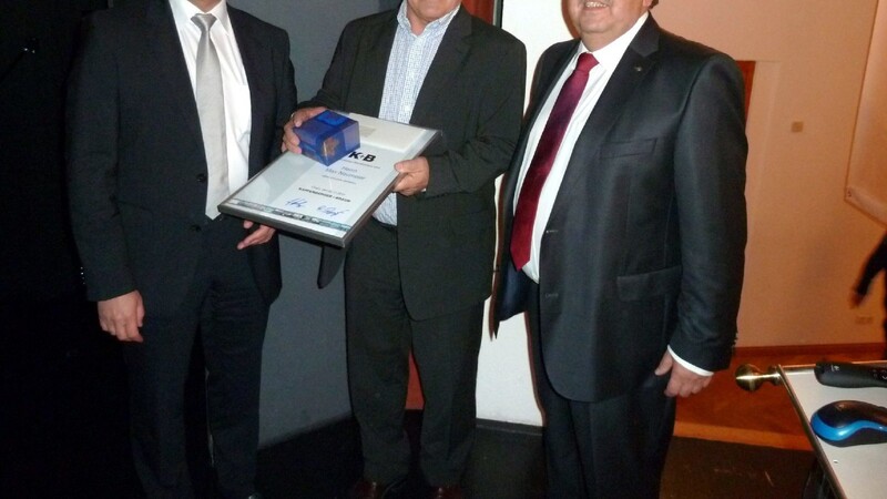Die K+B-Geschäftsführer Thomas und Josef Kappenberger (rechts) gratulieren Max Neumeier (Mitte) zum Jubiläum.