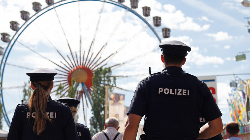 Polizisten auf Patrouille auf dem Gäubodenvolksfest in Straubing (Symbolbild).