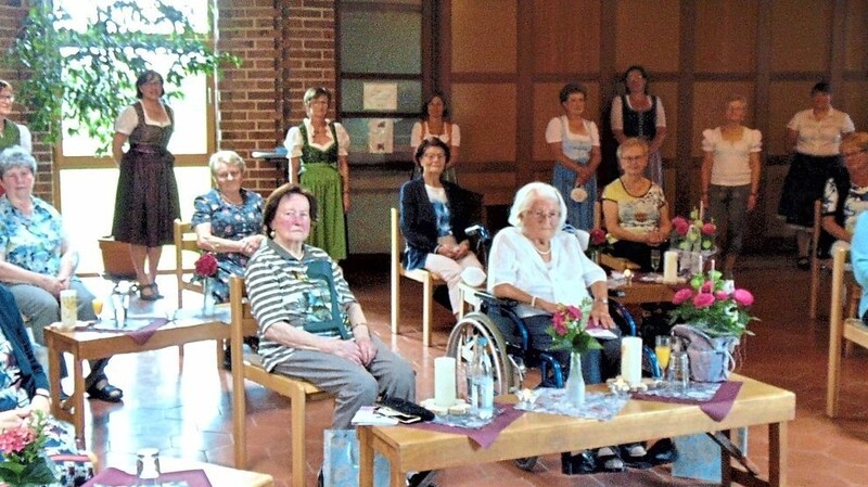 Die geehrten Mitglieder des Frauenbundes Aufhausen mit dem Vorstandsteam (dahinter stehend).
