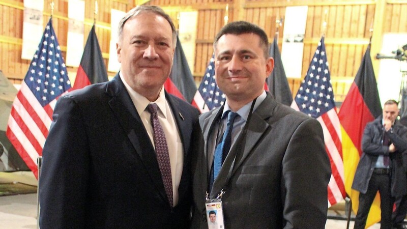 Bereitwillig ließ sich US-Außenminister Mike Pompeo mit den Teilnehmern des Treffens fotografieren. So kam auch der Waldmünchner Markus Meinke zu einem einmaligen Erinnerungsfoto.