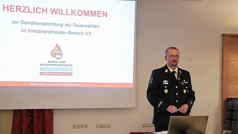 Kreisbrandmeister Alexander Beier lud am Donnerstagabend zur Dienstversammlung der Feuerwehren im KBM-Bereich Miltach.