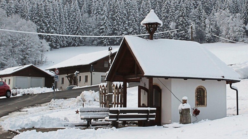 Die mit Schnee bedeckte Berginger-Kapelle.  Fotos: Hobelsberger