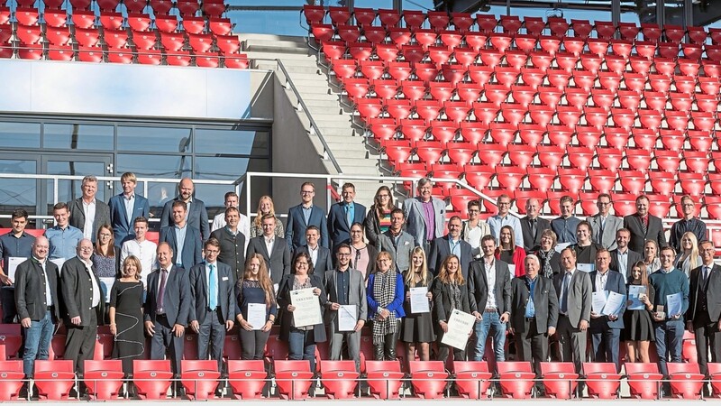 Die besten 19 Auszubildenden des Prüfbezirks Regensburg präsentieren gemeinsam mit ihren Ausbildungsbetrieben stolz ihre Urkunden.