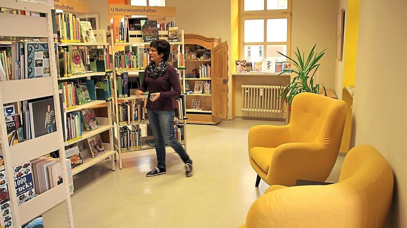 Ein Platz zum Verweilen: Die gelben Sessel sind neu im Bereich der Sachbücher.