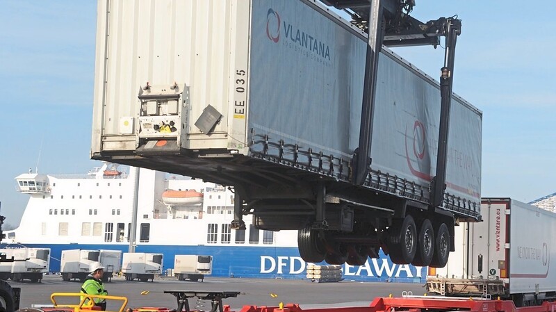 Viele der Container mit bayerischem Exportgut gehen mittlerweile nach Übersee: Die Vereinigten Staaten und China sind die wichtigsten Abnehmer für bayerische Maschinen. (Symbolbild)
