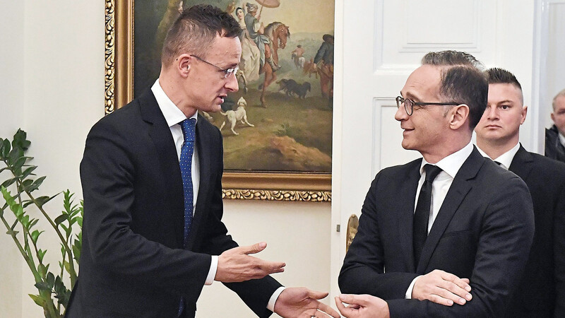 Der ungarische Außenminister Peter Szijjarto (l.) und Heiko Maas (r.) wollen das angespannte Verhältnis beider Länder zueinander bessern und die Beziehungen wieder stärken.