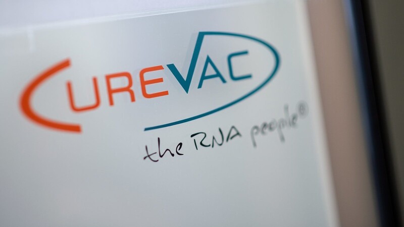 Das Logo des biopharmazeutischen Unternehmens Curevac steht mit dem Slogan "the RNA people" auf einer Scheibe neben dessen Eingang. Der Impfstoffhersteller Curevac war bereits vor Monaten in den Schlagzeilen. Die Bundesregierung beteiligt sich mit 300 Millionen Euro an der Firma CureVac, die einen Impfstoff gegen das Coronavirus sucht.