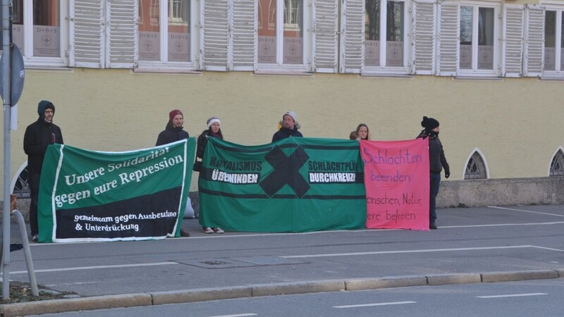 Die Kolbstraße in Straubing am Mittwoch. Gegenüber dem Amtsgericht findet eine Kundgebung der Tierschutzaktivisten "Mastanlagen Widerstand" statt.