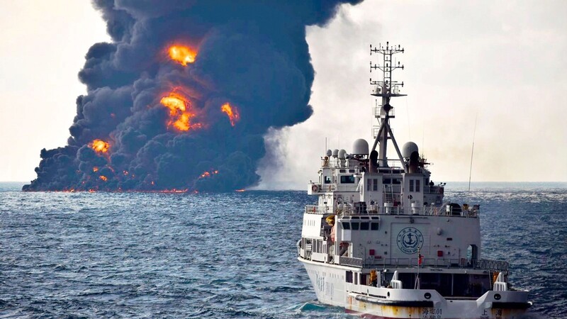 Das am 14.01.2018 vom chinesischen Verkehrsministerium zur Verfügung gestellte Foto zeigt den vor mehr als einer Woche in Brand geratenen Öltanker "Sanchi". Wie der chinesische Staatssender CCTV berichtete, versank das iranische Schiff im Meer, nachdem es am Sonntag von einer Explosion erschüttert wurde.
