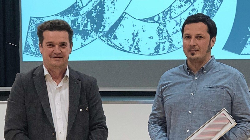 In Vertretung vereidigte zweiter Bürgermeister Kurt Erndl das neue Stadtratsmitglied Matthias Meier (r.).