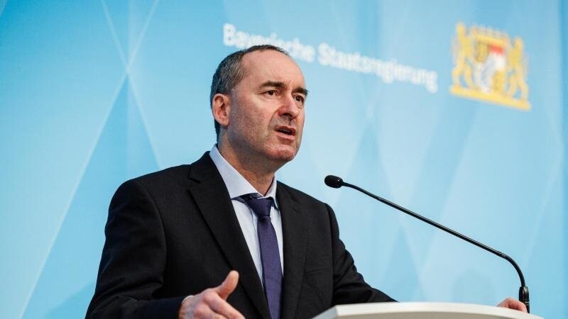 Bayerns Wirtschafts- und Energieminister Hubert Aiwanger (Freie Wähler) spricht bei einer Pressekonferenz.