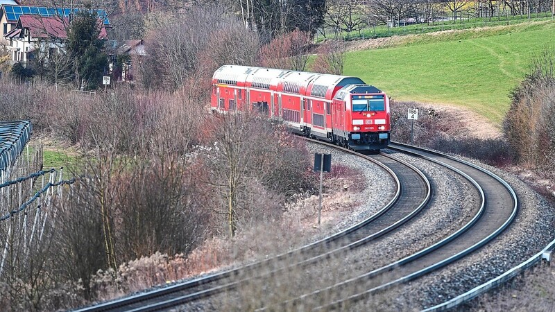 Solche Dieselloks sollen auf den Bahnstrecken im Norden und Osten Bayerns bald so weit es geht der Vergangenheit angehören.