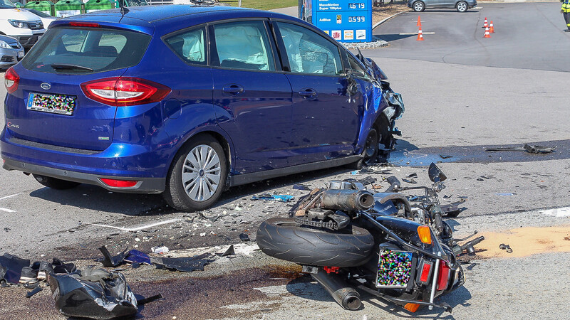 Bei einem Unfall in Eging am See am Samstagnachmittag ist ein Motorradfahrer ums Leben gekommen.
