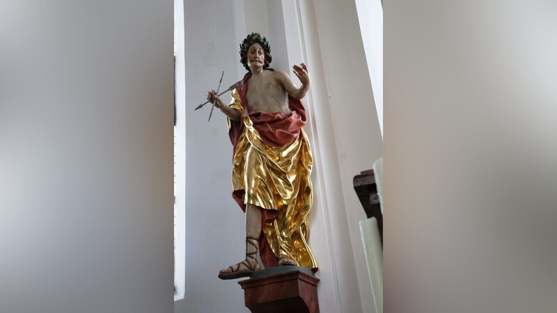 Für den Hochaltar hat der Bildhauer Johann Paul Wagner eine Figur des Heiligen Sebastian in Lebensgröße geschaffen.