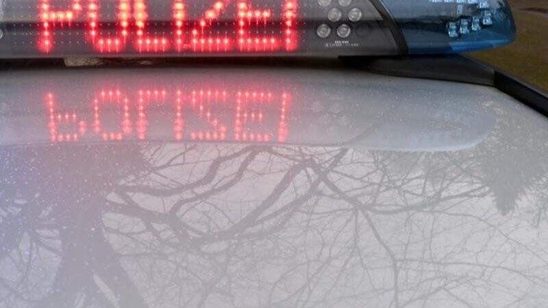 Die Schriftzug "Polizei" leuchtet auf dem Dach eines Streifenwagens der Polizei. (Symbolbild)