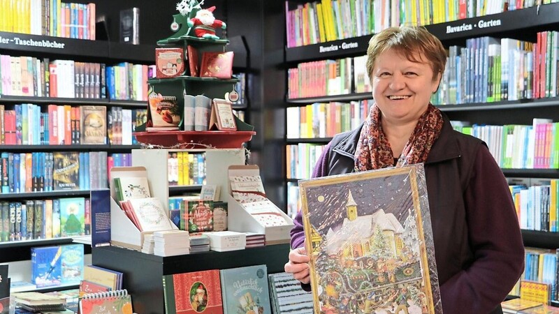 Marianne Steinkirchner von der Buchhandlung Oexler kennt sich mit Adventskalendern aus - sie hat für jedes Alter welche im Angebot.