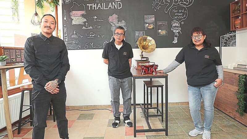 Der aktuelle Lokalleiter Thanawut Yunkratok (28) mit Koch Suchard Meevitdee und Köchin Kwanjai May im Thai Wok in der Altstadt.