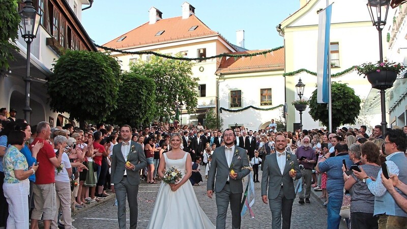 Die Fliegen der Herren in Pastelltönen passten zum Brautstrauß. Die Kombination gefiel auch den vielen Zuschauern des Burschen- und Brautzugs am Pfingstmontag, die der Mannschaft applaudierten.