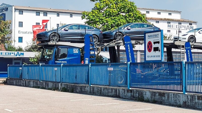 An diesem Freitag holen die ersten Kunden ihren neuen Tesla in Pilsting auf dem ehemaligen Gelände von Neoplan ab.
