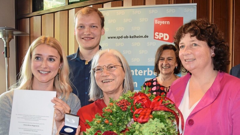 Luisa Haag überreicht die Willy-Brandt-Medaille im Beisein von Kreisrätin Claudia Ziegler und MdL Ruth Müller (rechts).