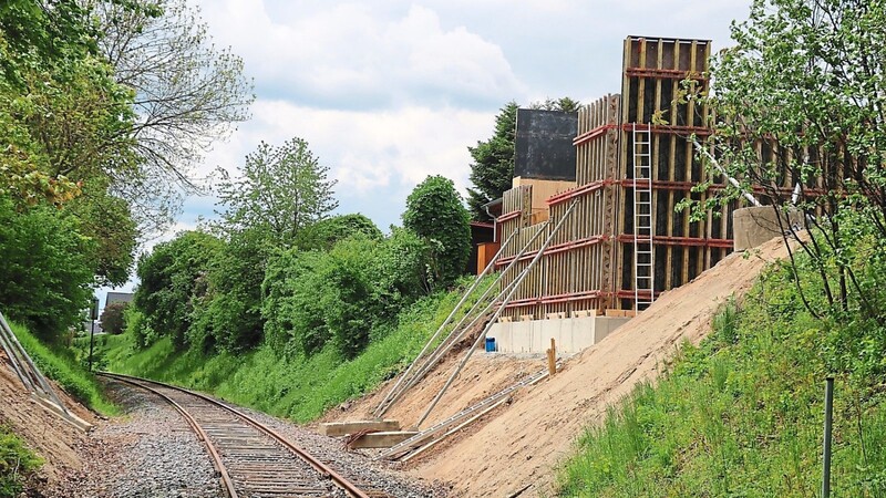 Derzeit werden Widerlager für die neue Brücke über die Nebenbahnstrecke erstellt.
