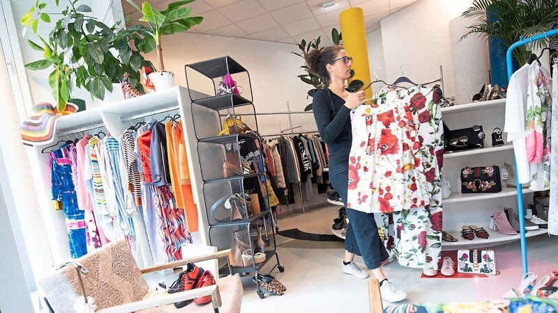Immer mehr Menschen steigen auf Secondhand-Kleidung um. Experten empfehlen, vor Ort in Geschäften zu kaufen, wenn sie wieder offen haben.