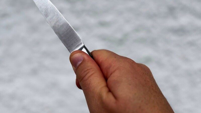 In Passau gingen zwei Männer aufeinander los, einer zog ein Messer. (Symbolbild)
