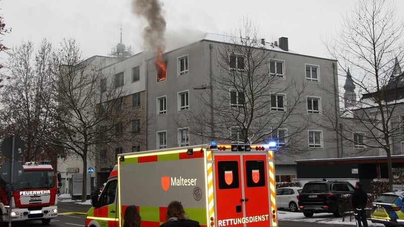 Gegen 15.30 Uhr schlugen Flammen aus einer Wohnung im dritten Stock des Gebäudes an der Ecke Stadtgraben/Flurlgasse.