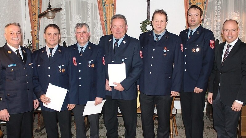 Kreisbrandinspektor Hans Haller (v.l.) mit den Geehrten Hofrichter, Hammerl, Metz und Hagl sowie Bürgermeister Andreas Horsche.