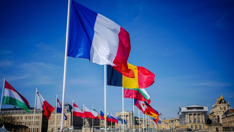 Die Fahnen der EU-Mitgliedsstaaten wehen vor dem Schloss in Versailles im Wind. Hier kommen die Staats- und Regierungschefs der Europäischen Union EU zu einer informellen zweitägigen Tagung zusammen.