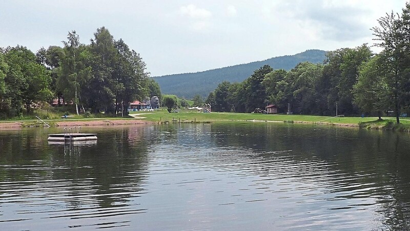 Der Seepark Arrach wird eine Badestelle - der Bereich mit den Zug-Booten muss deswegen vom See abgetrennt werden.