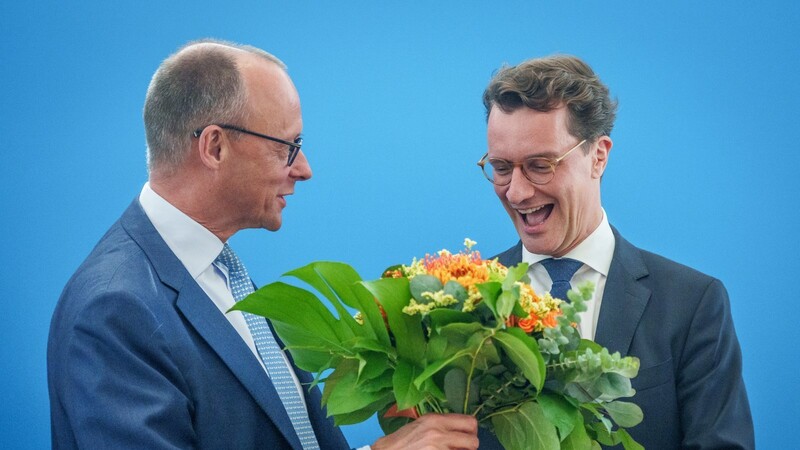 Hendrik Wüst (CDU), Ministerpräsident von Nordrhein-Westfalen, bekommt Blumen von Friedrich Merz, CDU Bundesvorsitzender, vor der Sitzung des CDU-Bundesvorstands in der Parteizentrale. Die CDU ist aus den Landtagswahlen in NRW als stärkste Partei hervorgegangen.