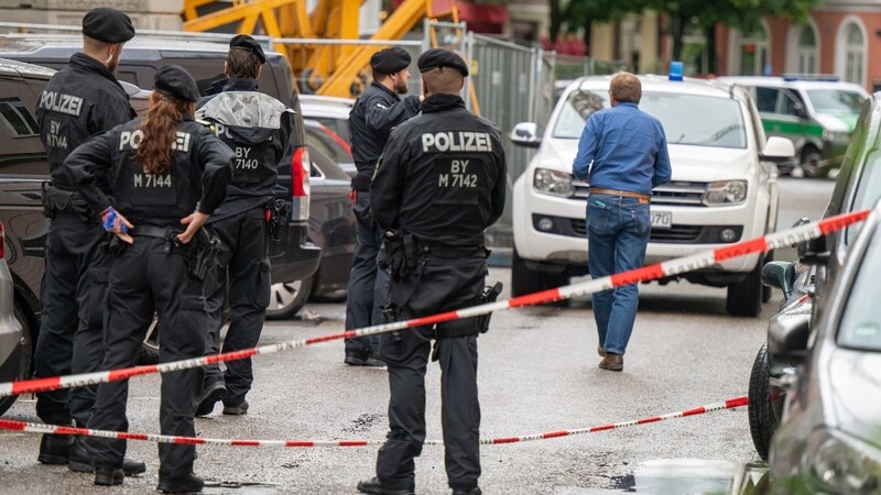 Polizisten stehen in der gesperrten Milchstraße im Münchner Stadtteil Haidhausen. Auslöser für den Einsatz war nach ersten Informationen eine Beziehungstat, bei der eine Frau schwer verletzt wurde.