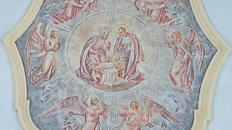 Im mittleren und auch größten der drei Deckenfresken in der Dreifaltigkeitskirche ist das Weihnachtsgeschehen dargestellt.