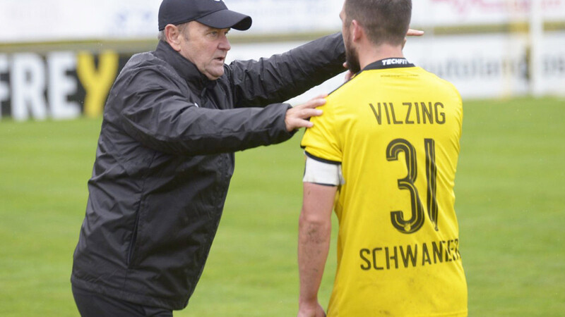 Vilzings Trainer Sepp Schuderer (links)