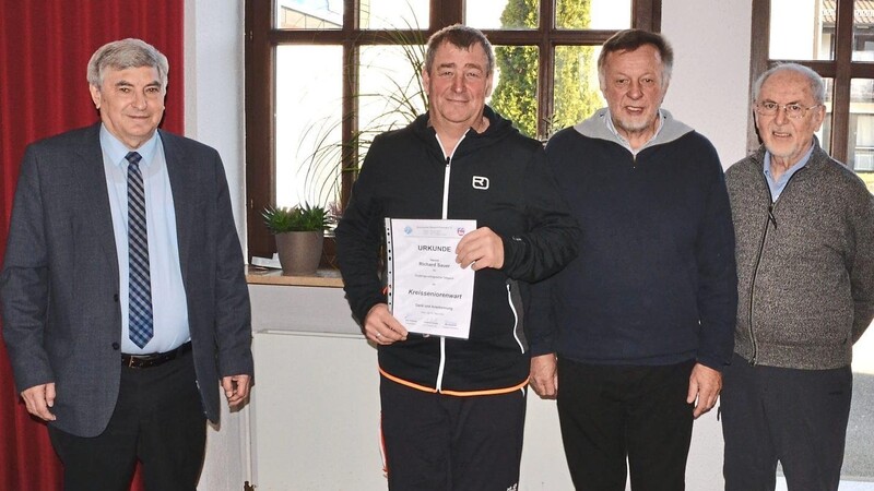 Kreisobmann Karl Holmeier (links) ehrte mit Max Seebauer und Siegfried Dengler den Kreisseniorenwart Richard Sauer (von rechts) für 15 Jahre Funktionärstätigkeit.