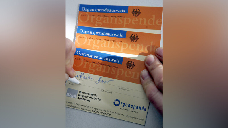Eine junge Frau füllt am 18.02.2005 in Frankfurt/Main einen Organspenderausweis aus. Warten auf ein Organ - für Tausende Patienten ist es ein Todesurteil. (Foto: dpa)