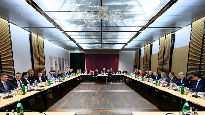 Vertreter des Bundestags, der Länder und der Bundesregierung sitzen bei den Verhandlungen des Vermittlungsausschusses von Bundestag und Bundesrat über das geplante Bürgergeld im Deutschen Bundesrat.