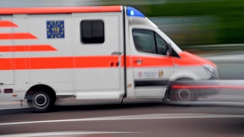 Ein Krankenwagen fährt mit Blaulicht durch die Innenstadt. Foto: Hendrik Schmidt/dpa-Zentralbild/ZB/Symbolbild
