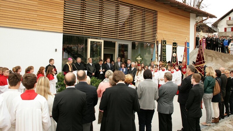 Ehrengäste, Vereinsabordnungen und Pfarrangehörige hatten sich 2015 bei der Segnung rund um das neue Pfarrheim aufgestellt.