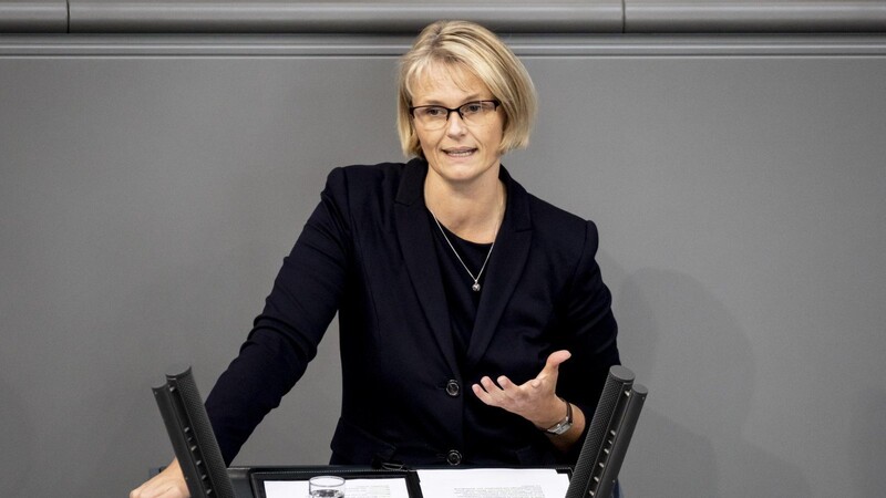 Der Druck auf Bundesforschungsministerin Anja Karliczek (Archivfoto) wegen der umstrittenen Vergabe einer Forschungsfabrik für Batterien von Elektroautos nach Münster lässt nicht nach.