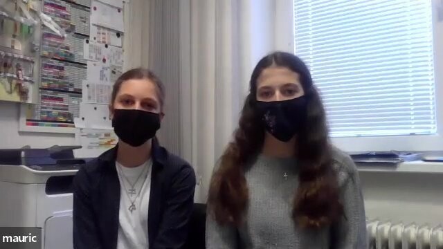 Die Schülerinnen Terezie Slováková (links) und Tereza Billová. Auch in Tschechien gilt in der Schule Maskenpflicht.