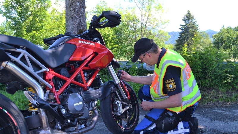 Michael Laugwitz kontrolliert auf dem Parkplatz am Paradies bei Oberstaufen ein Motorrad.