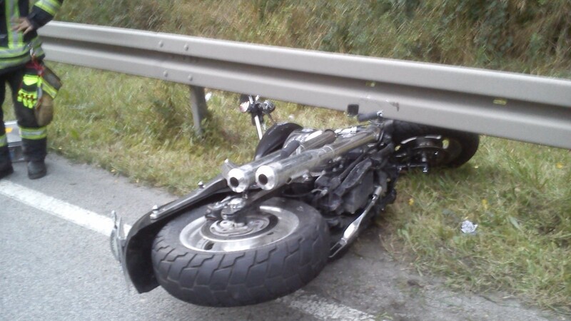 Auf der B8 bei Straubing ist am Samstagabend ein Motorradfahrer gestürzt. Im Einsatz war der Löschzug Zentrum.