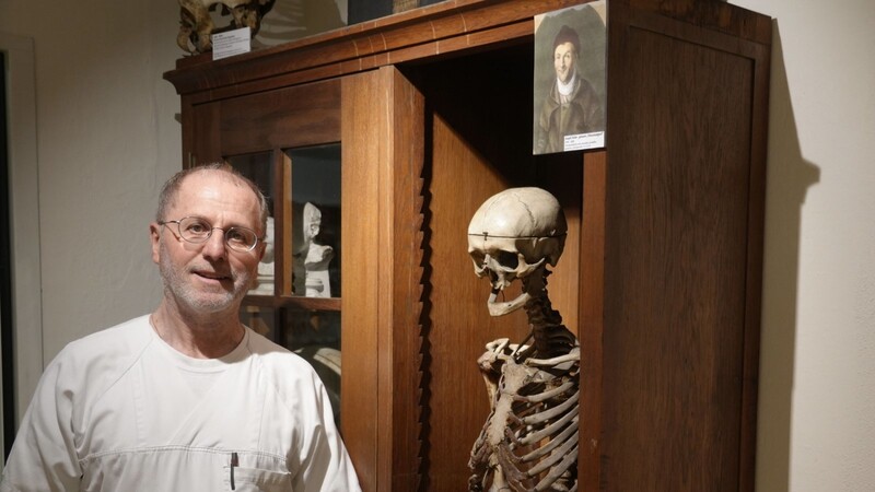 Alfred Riepertinger (68) hat im Keller der Pathologie am Klinik Schwabing Tausende Exponate gesammelt.