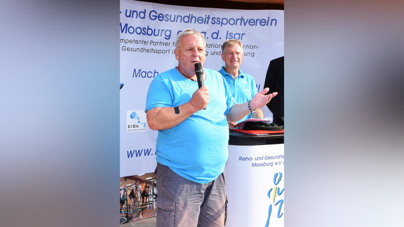 Präsident Martin Hofmair (l.) teilte mit, dass der RGSV Moosburg wieder durchstartet.
