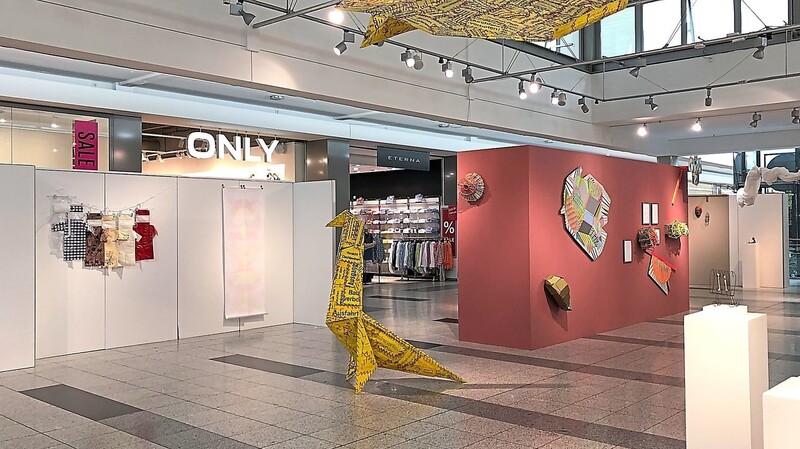 Die aktuelle Ausstellung im Donau-Einkaufszentrum setzt sich spielerisch mit der Welt auseinander.