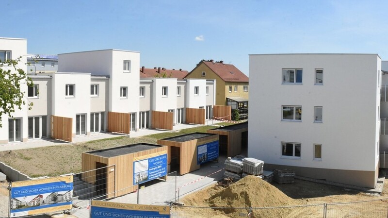 Ein neues Gebäude mit sechs Wohnungen (rechts) und fünf Maisonette-Wohnungen im Reihenhausstil wurden am Samstag eingeweiht