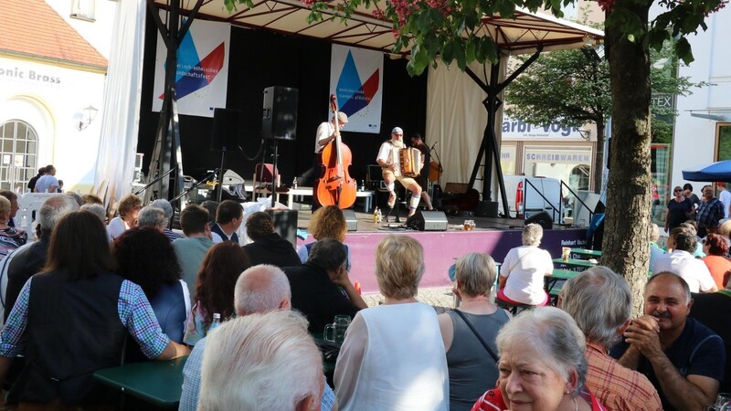 Auf der Bühne am Stadtplatz gab es Darbietungen von tschechischen und bayerischen Künstlern.